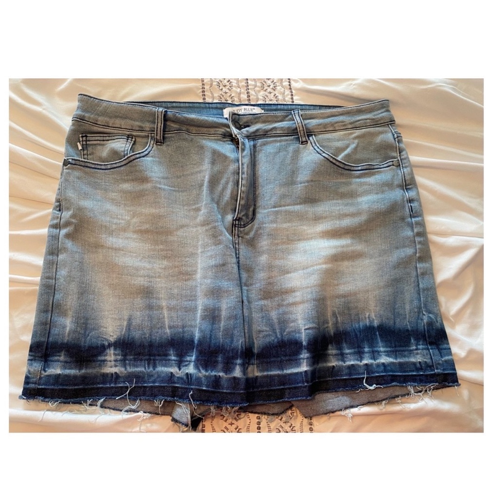 3X Judy Blue NWOT denim ombré fray hem shorts